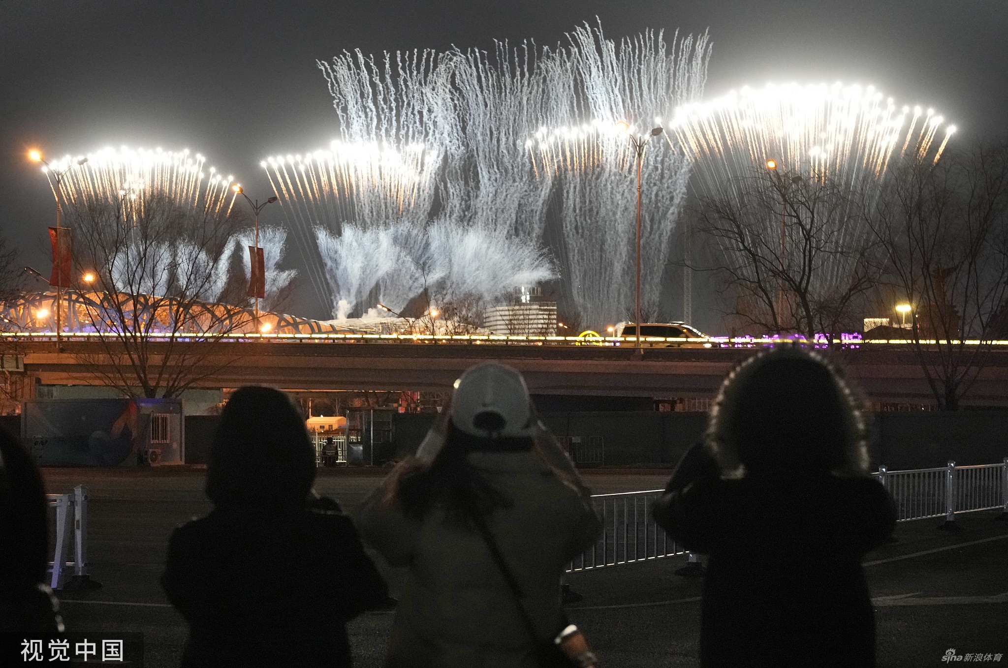 冬奥会闭幕式鸟巢场外烟花璀璨
