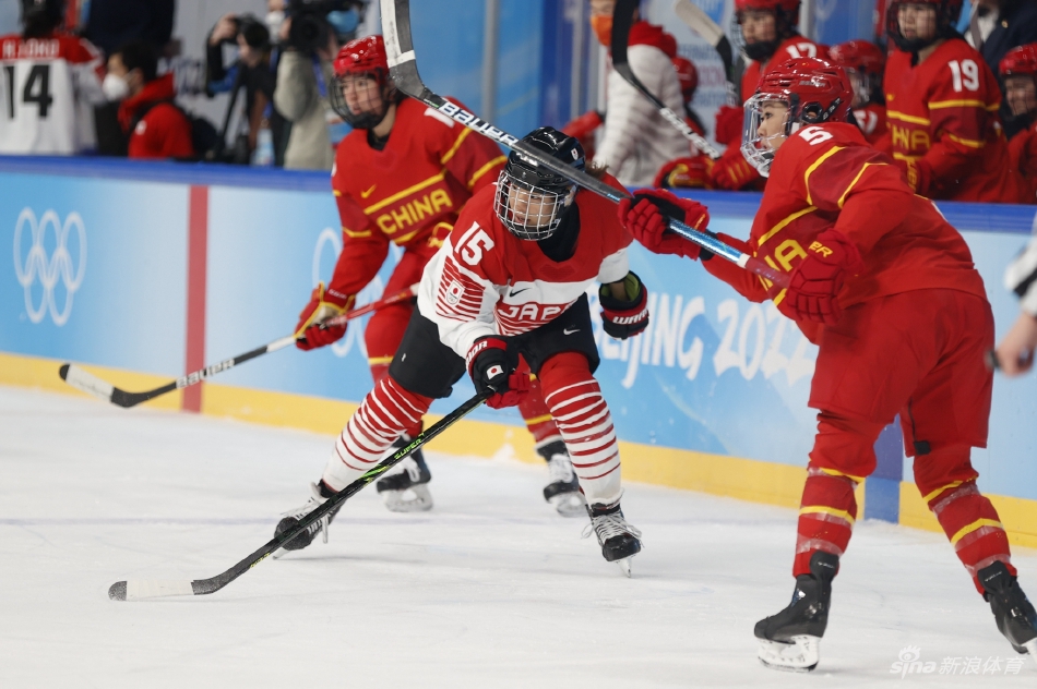 新浪直击中国女冰点球大战2-1逆转日本