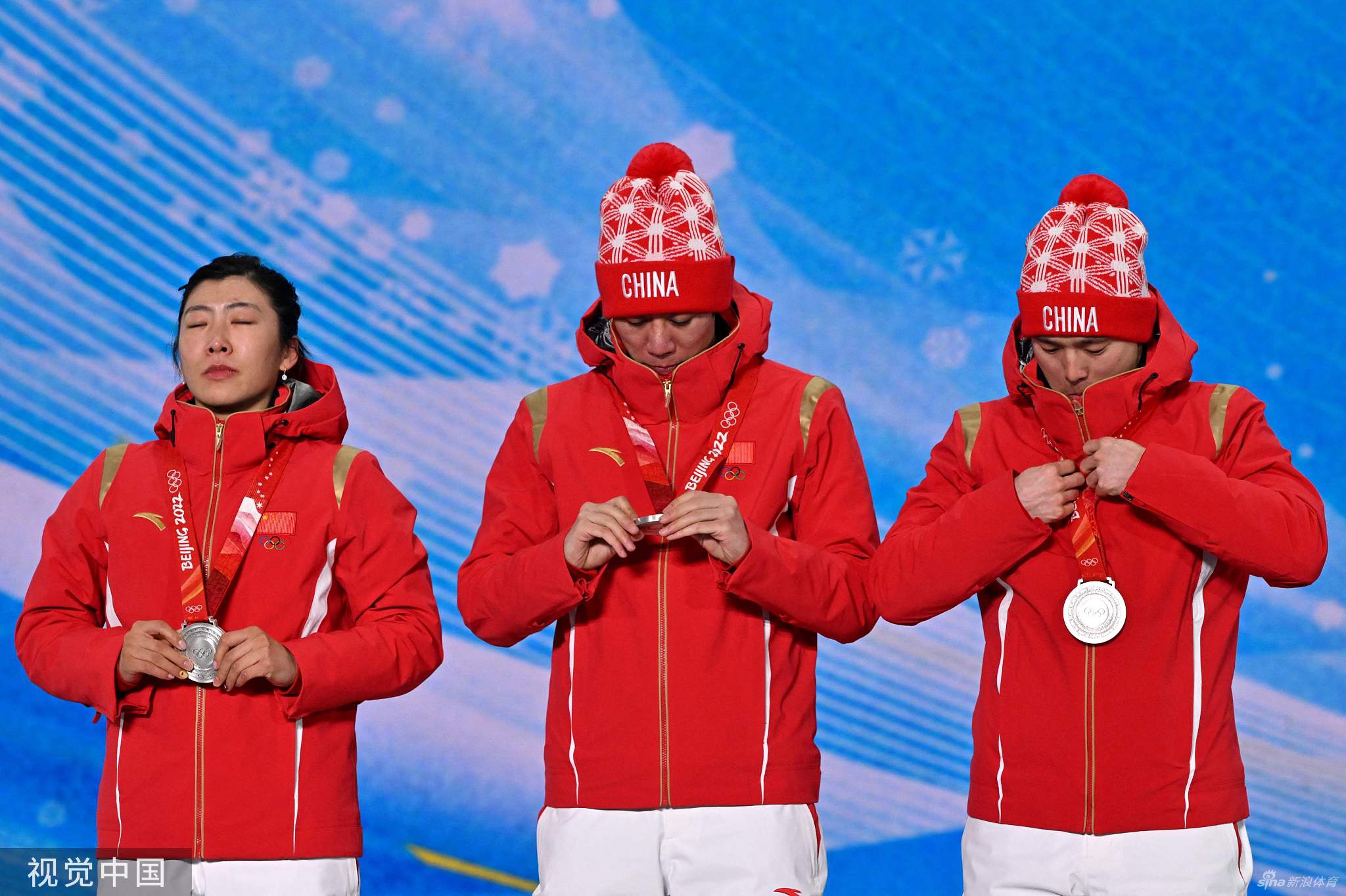 空中技巧混合团体颁奖仪式 中国队获颁银牌