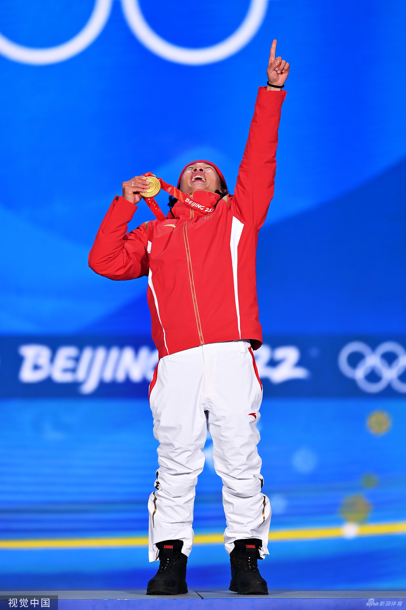 单板滑雪大跳台颁奖仪式 苏翊鸣获颁金牌