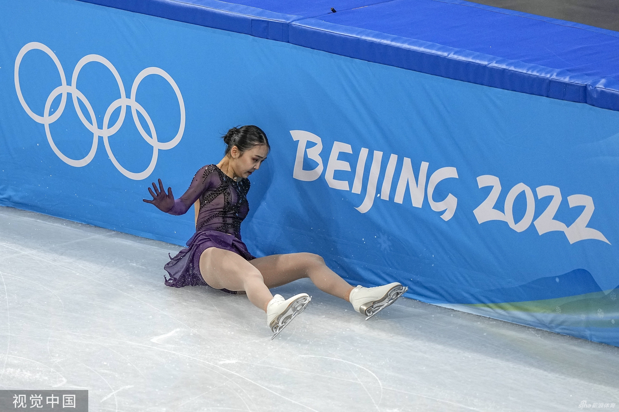 花滑团体赛女单朱易失误摔倒表现欠佳