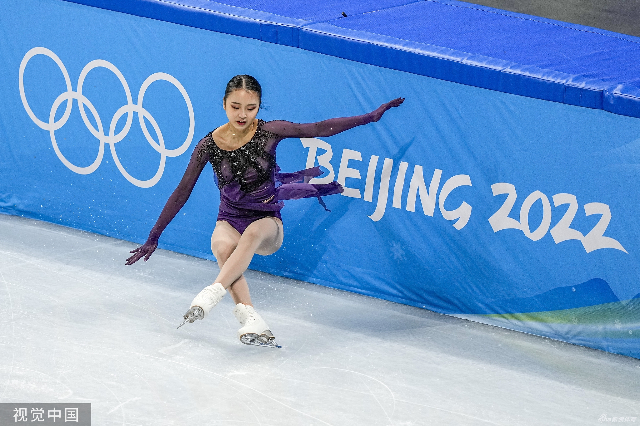 花滑团体赛女单朱易失误摔倒表现欠佳