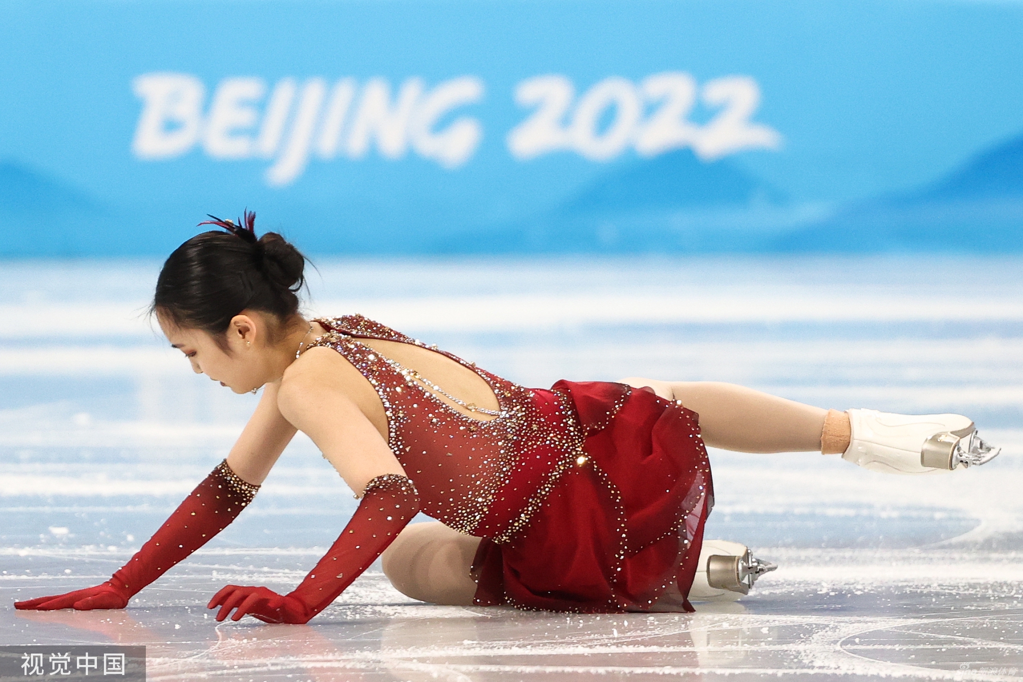 花滑团体赛自由滑朱易多次失误落泪离场