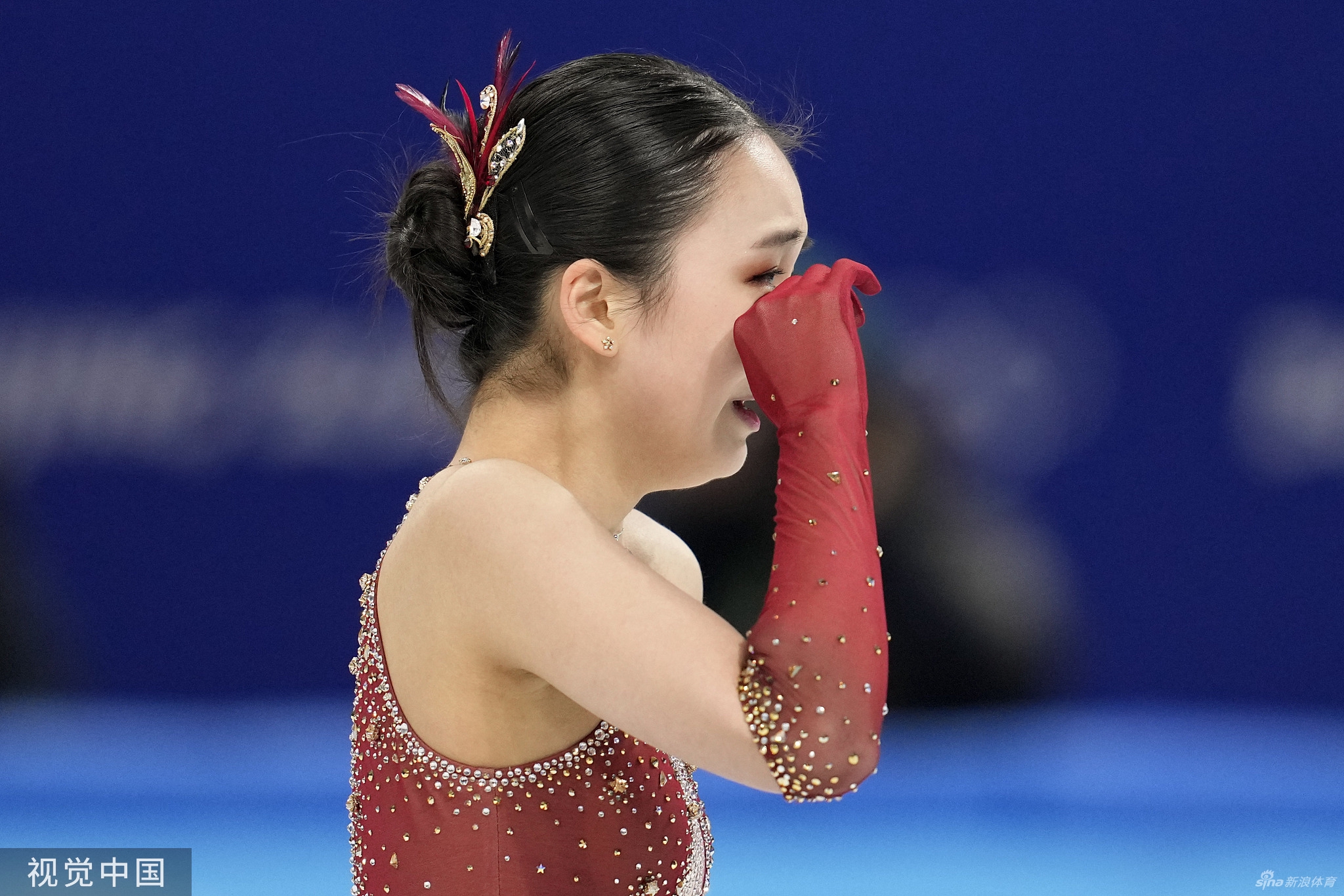 花滑团体赛自由滑朱易多次失误落泪离场