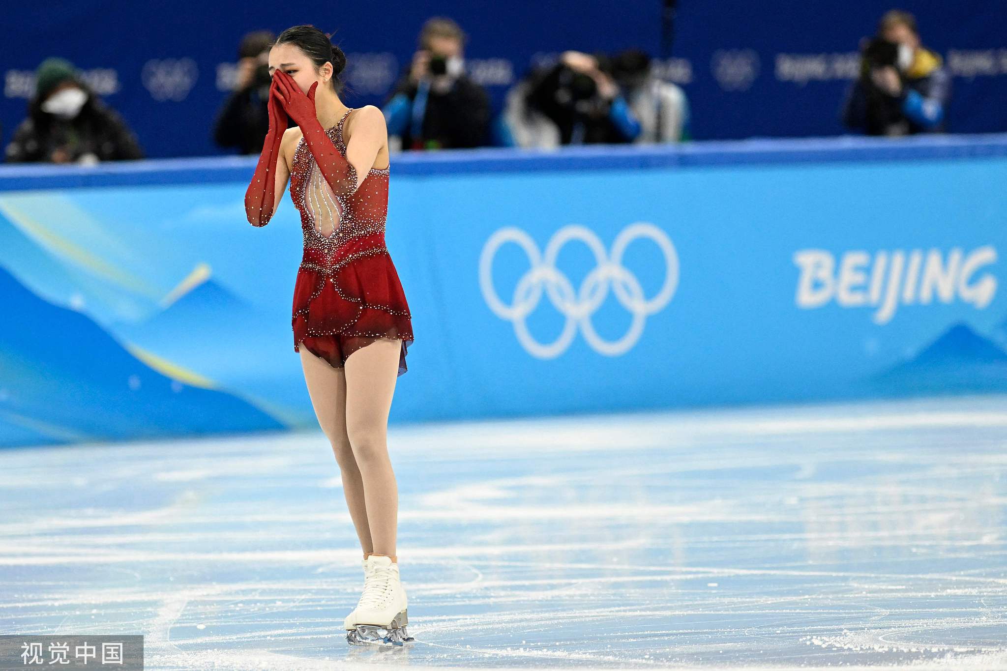 花滑团体赛自由滑朱易多次失误落泪离场