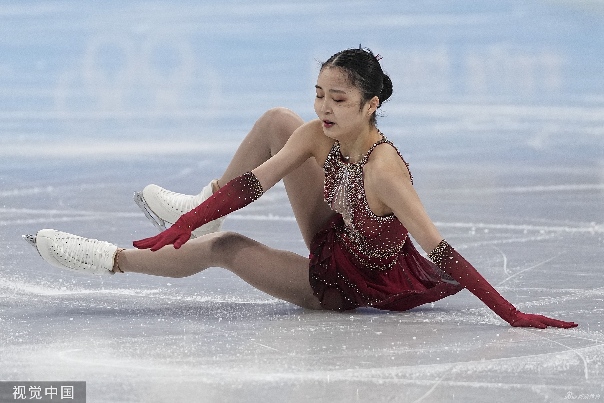 花滑团体赛自由滑朱易多次失误落泪离场