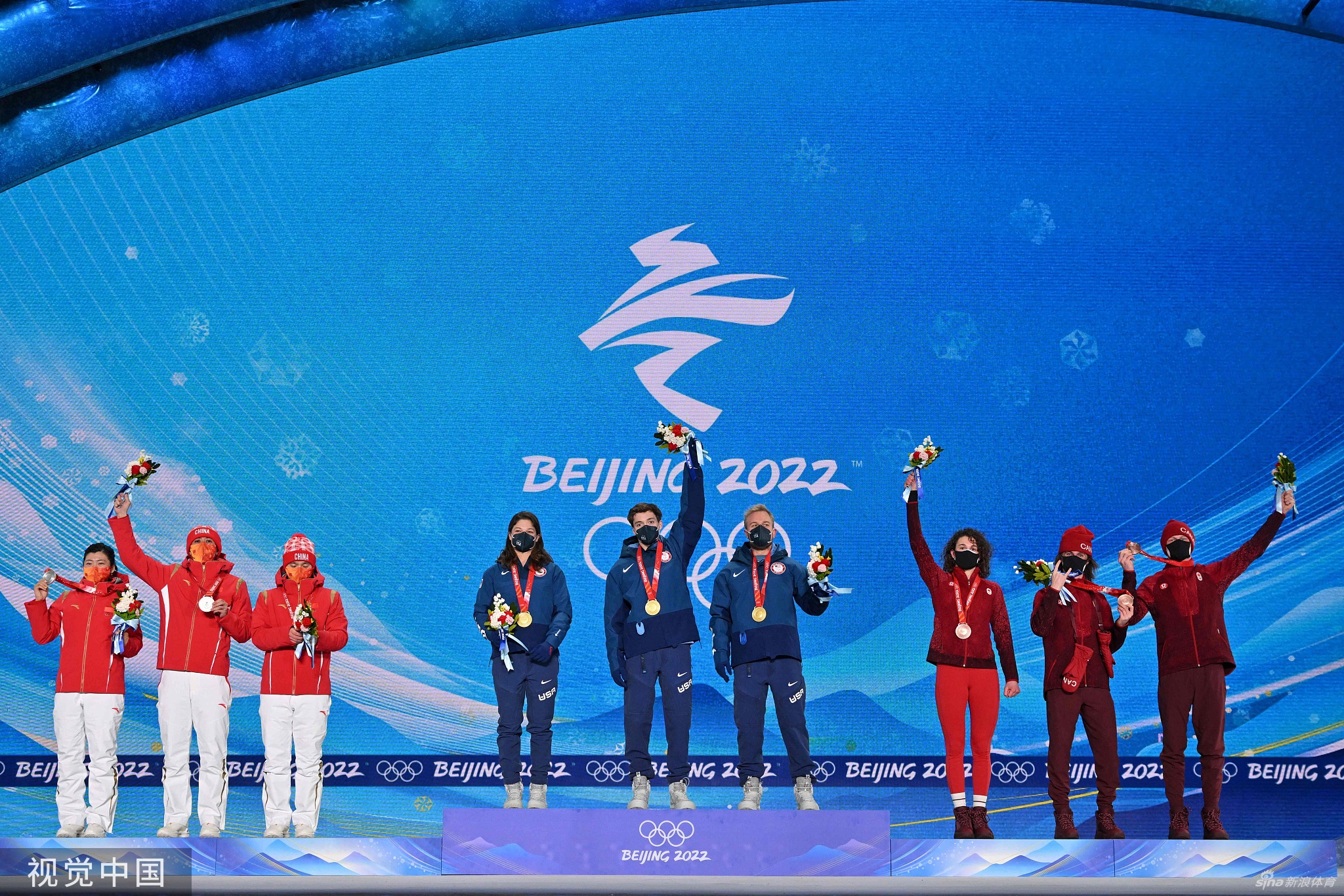 空中技巧混合团体颁奖仪式 中国队获颁银牌