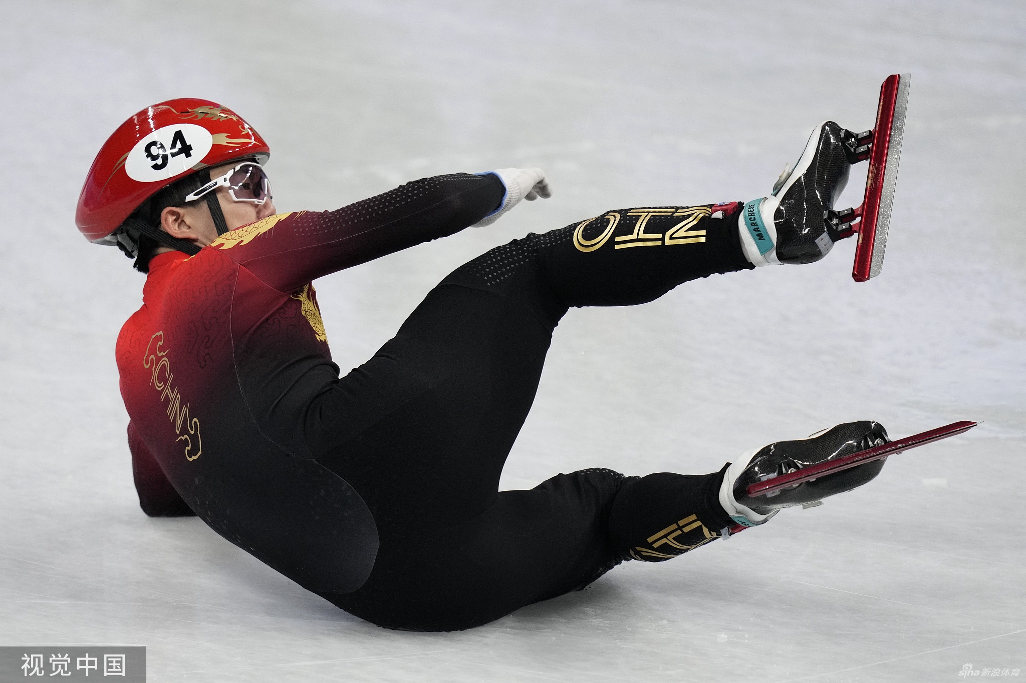 5000米接力李文龙被绊倒 中国队进决赛