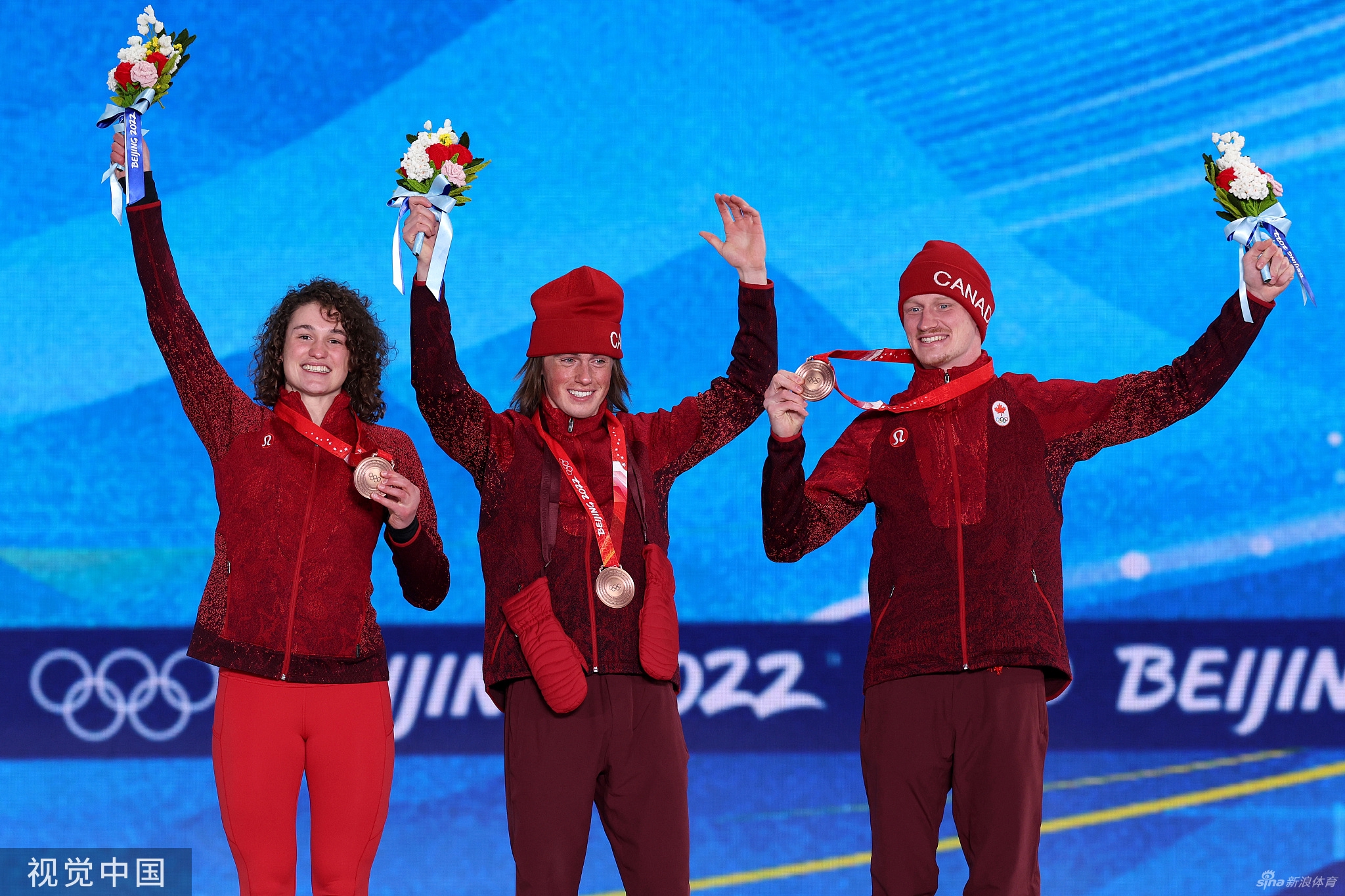 空中技巧混合团体颁奖仪式 中国队获颁银牌