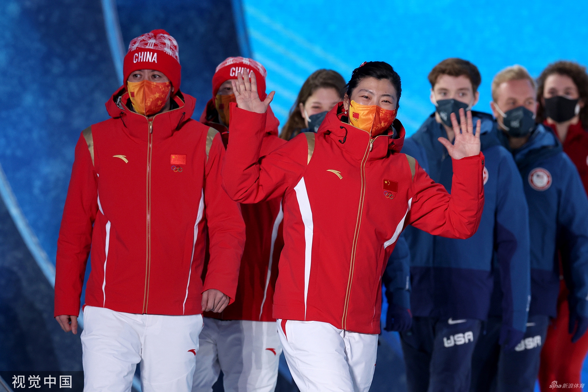 空中技巧混合团体颁奖仪式 中国队获颁银牌