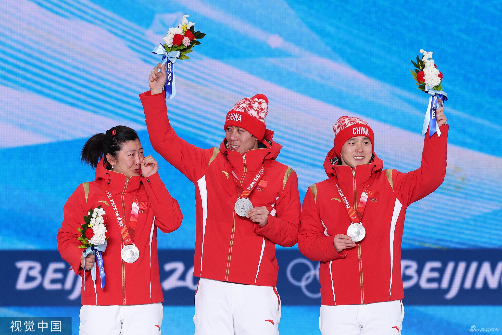 空中技巧混合团体颁奖仪式 中国队获颁银牌