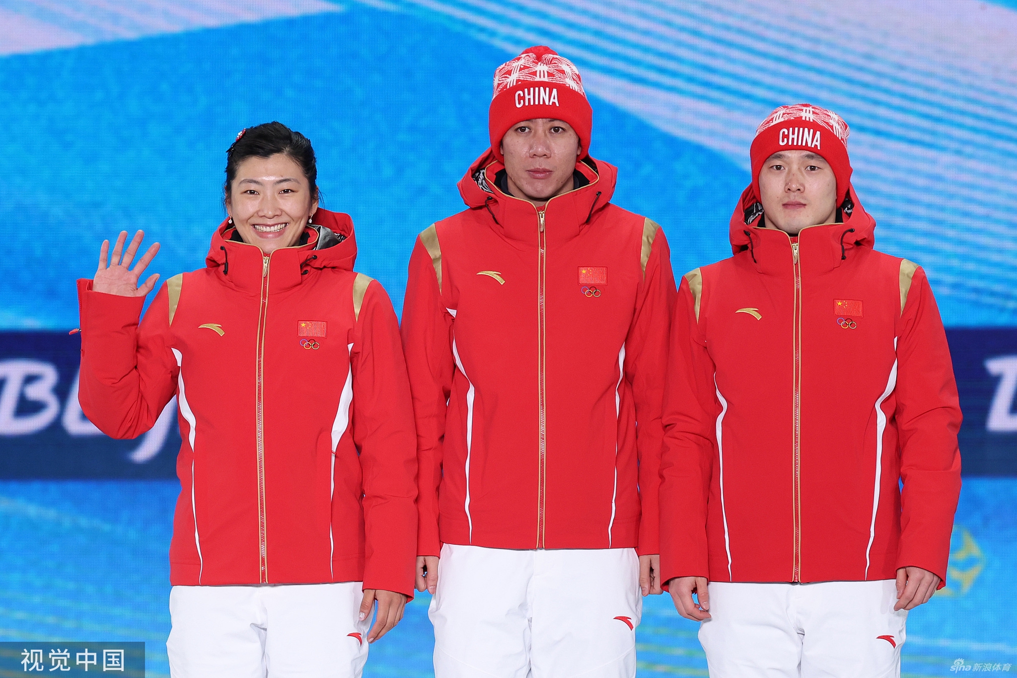 空中技巧混合团体颁奖仪式 中国队获颁银牌