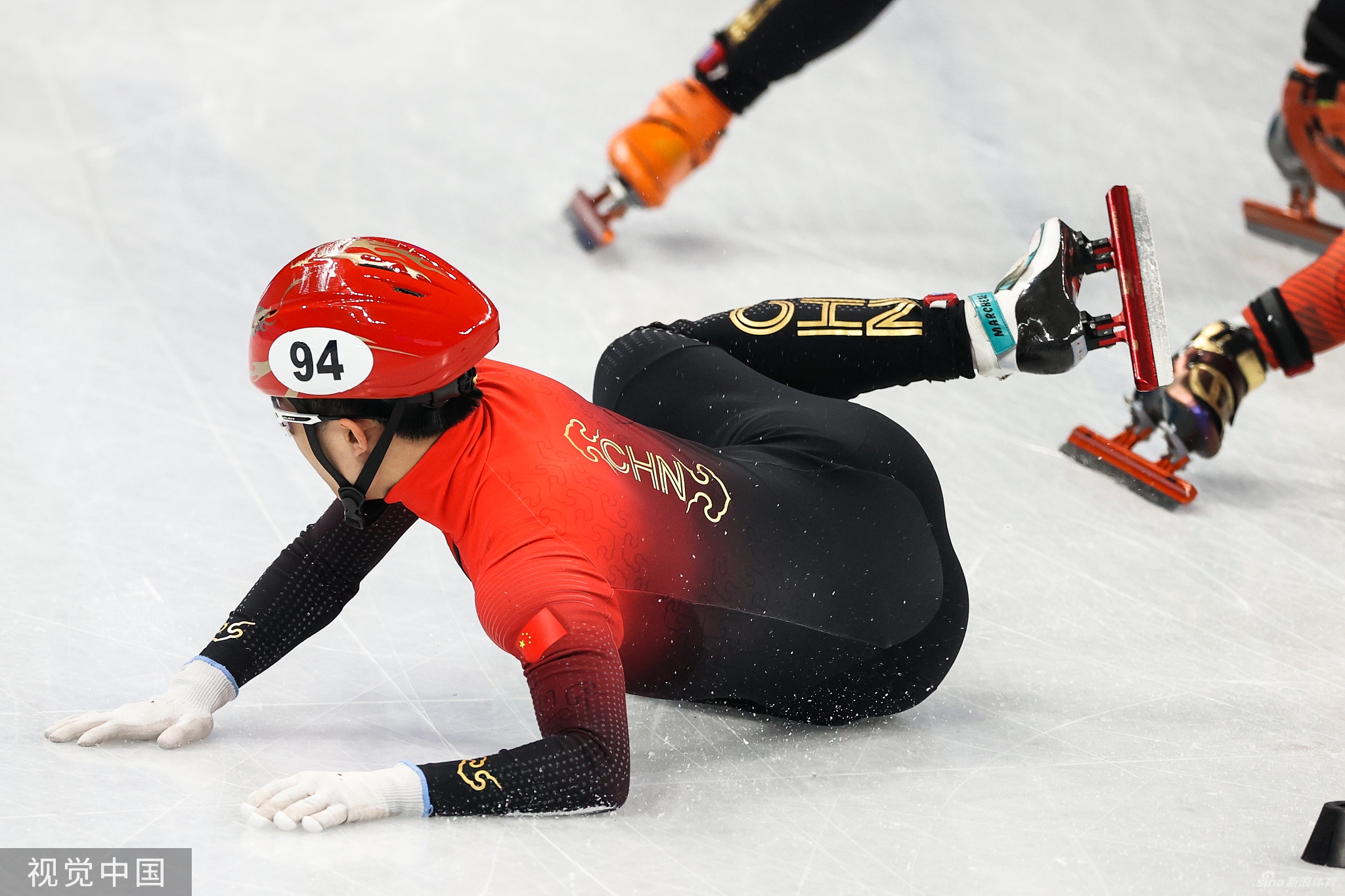 5000米接力李文龙被绊倒 中国队进决赛