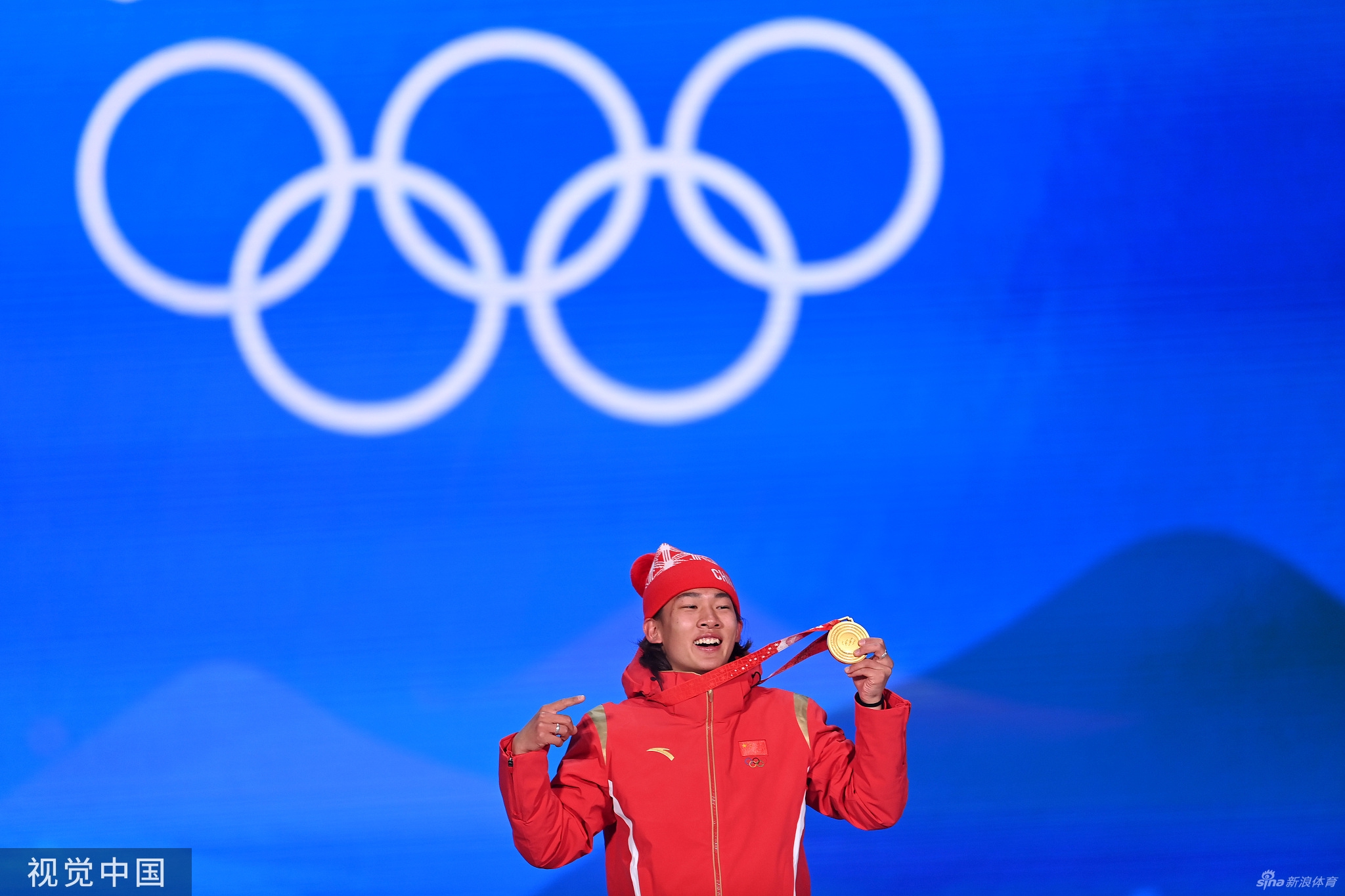 单板滑雪大跳台颁奖仪式 苏翊鸣获颁金牌
