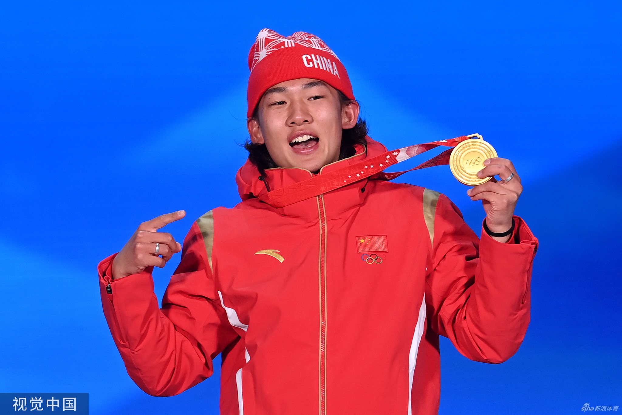 单板滑雪大跳台颁奖仪式 苏翊鸣获颁金牌