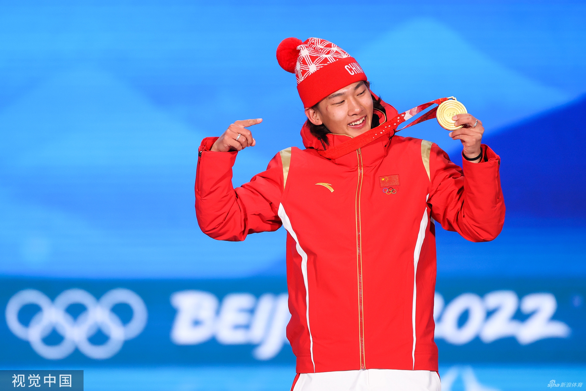 单板滑雪大跳台颁奖仪式 苏翊鸣获颁金牌