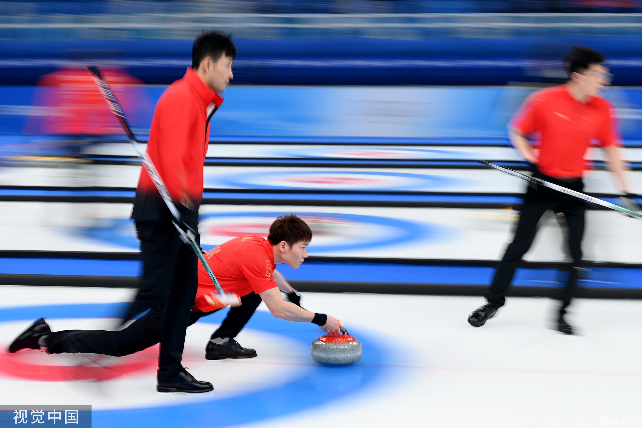 男子冰壶循环赛中国6-5击败瑞士