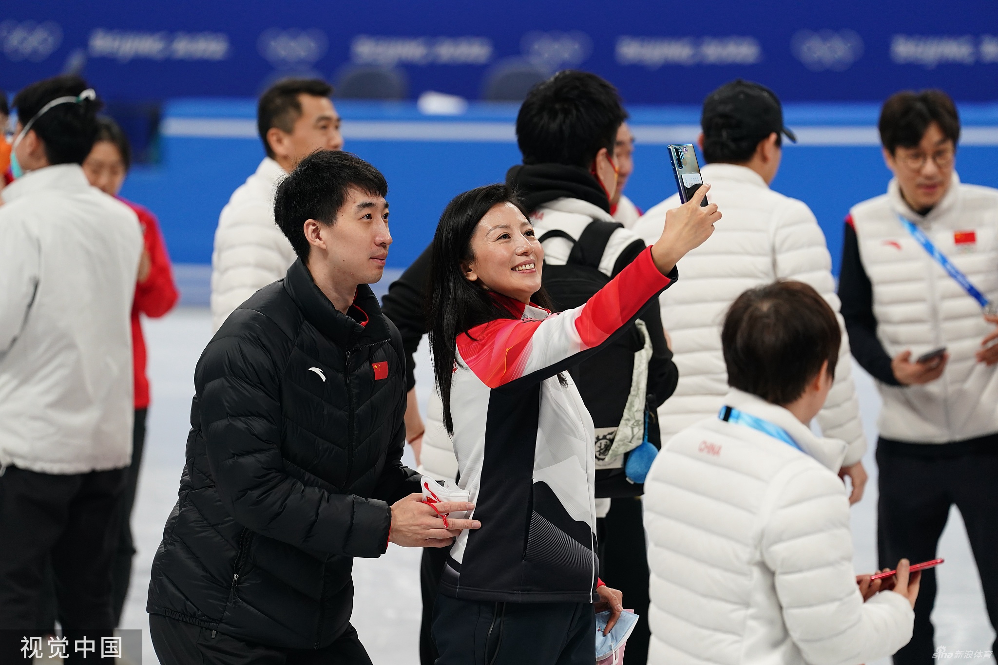 大合影！中国短道速滑队2金1银1铜冬奥收官