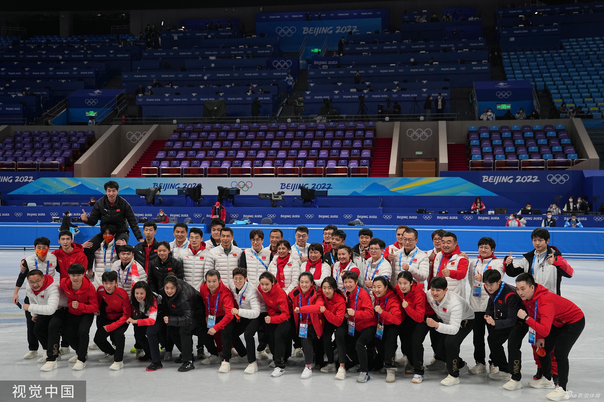 大合影！中国短道速滑队2金1银1铜冬奥收官