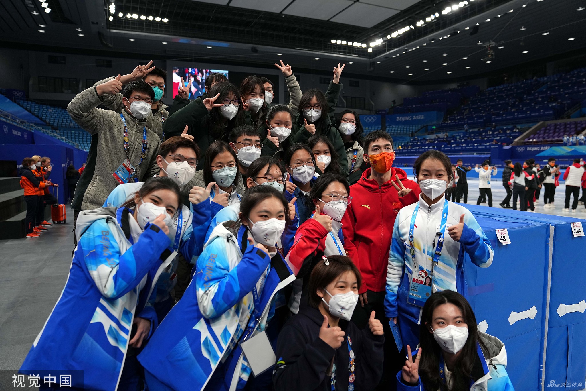 大合影！中国短道速滑队2金1银1铜冬奥收官