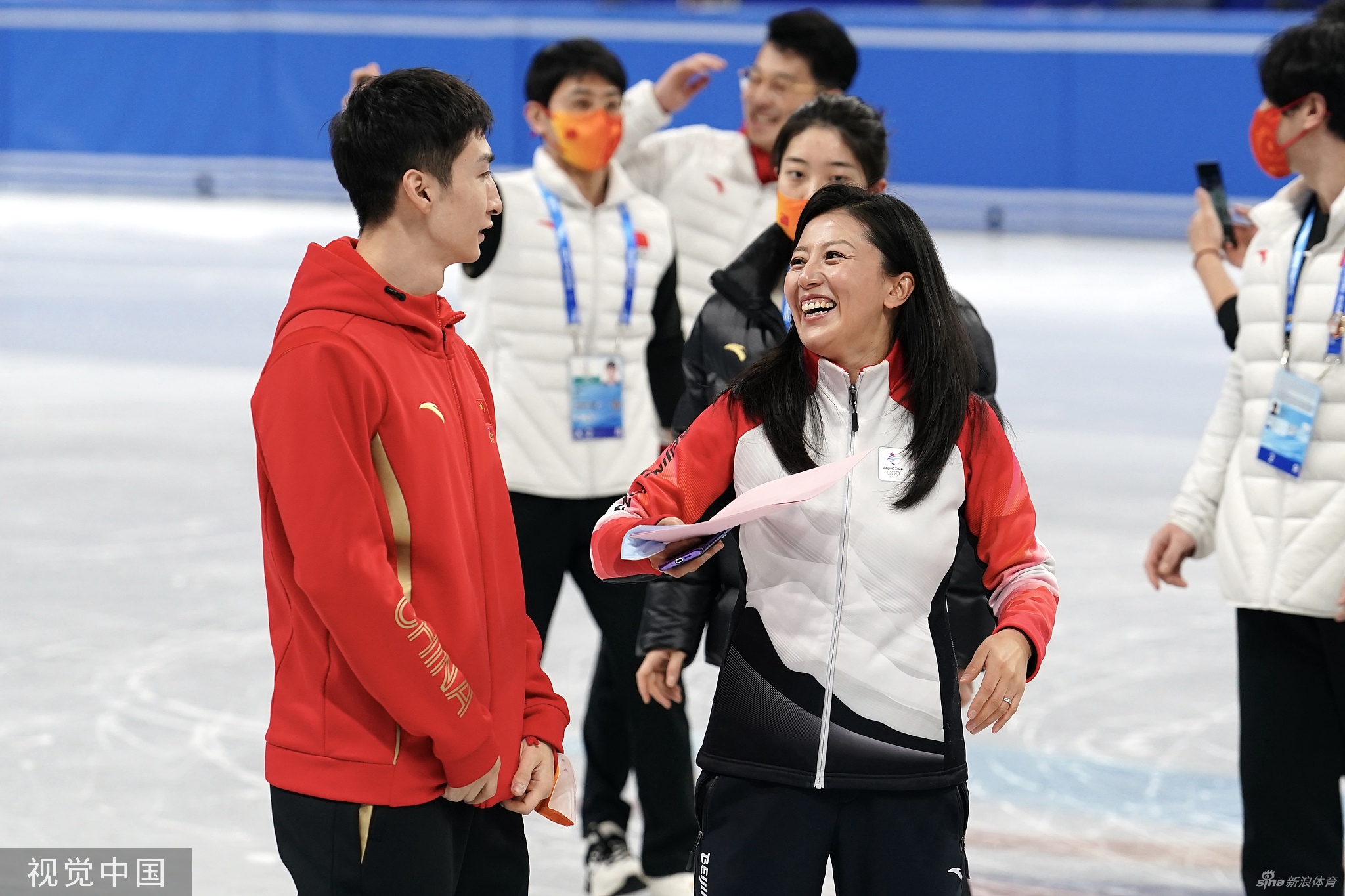 大合影！中国短道速滑队2金1银1铜冬奥收官
