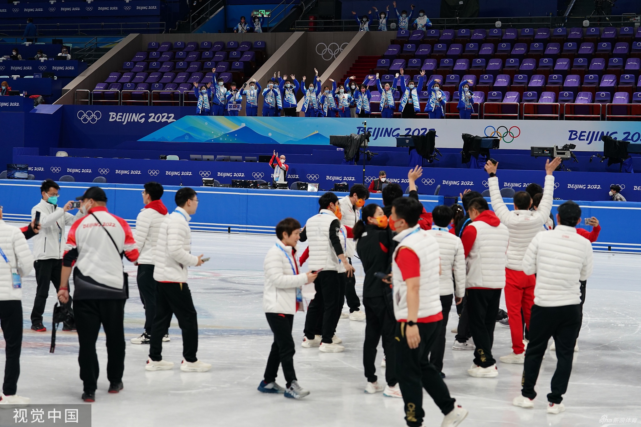 大合影！中国短道速滑队2金1银1铜冬奥收官