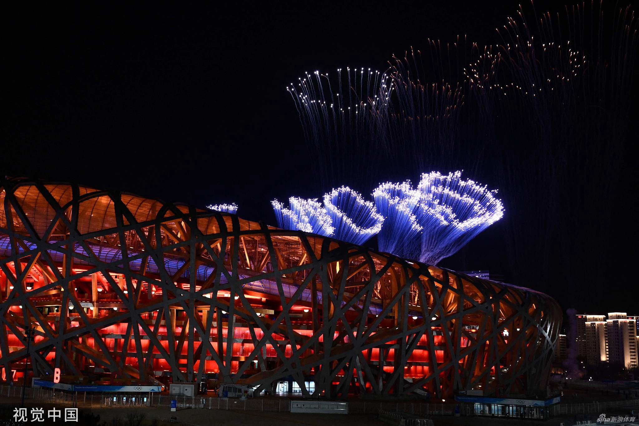冬奥会闭幕式鸟巢场外烟花璀璨