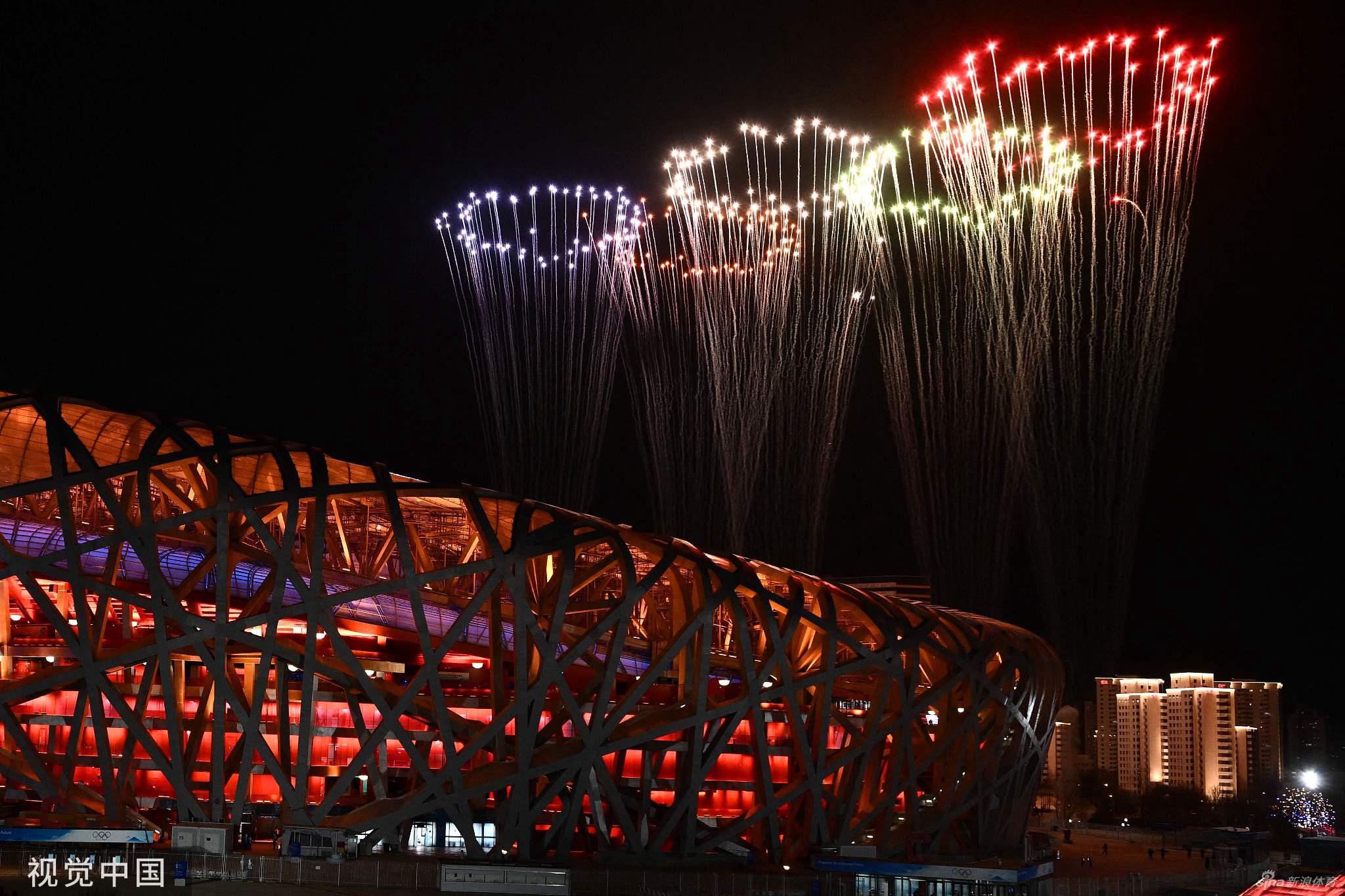 冬奥会闭幕式鸟巢场外烟花璀璨