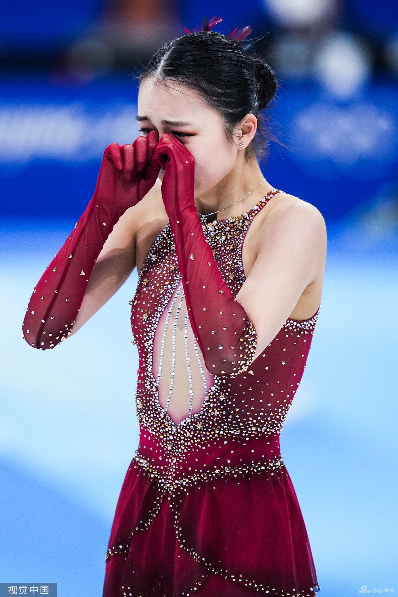花滑团体赛自由滑朱易多次失误落泪离场