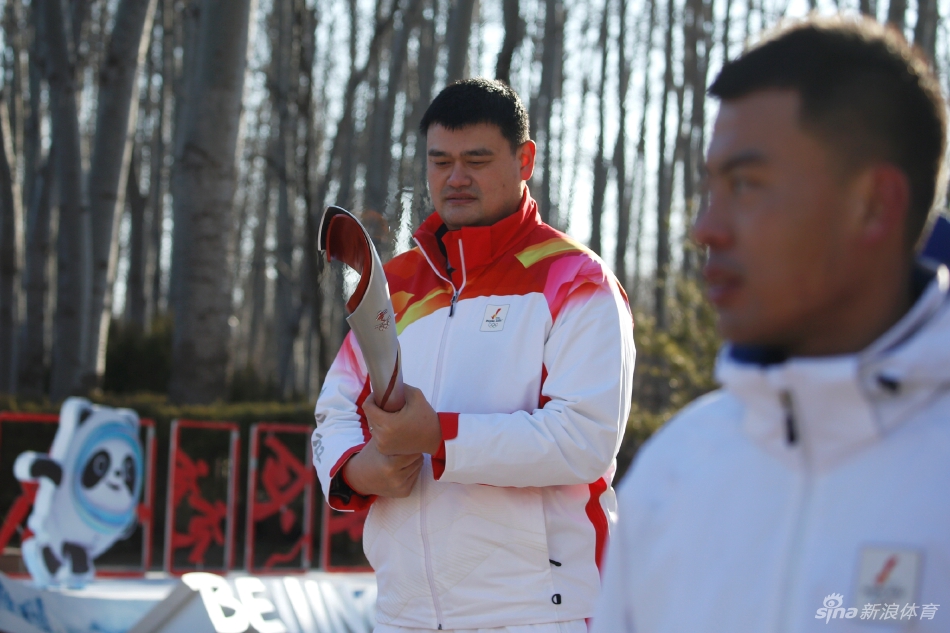 双奥火炬手！姚明参加冬奥火炬接力