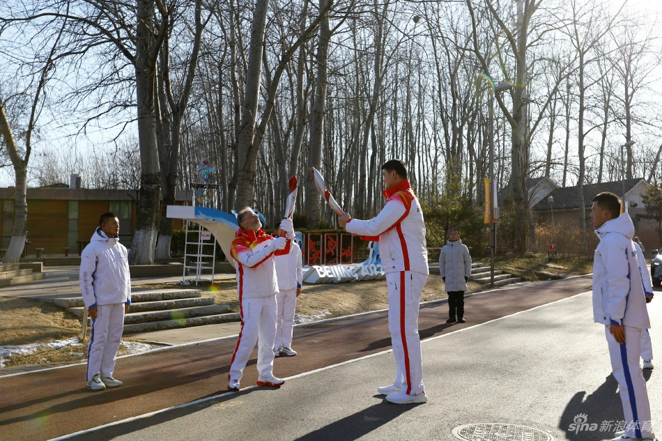 双奥火炬手！姚明参加冬奥火炬接力