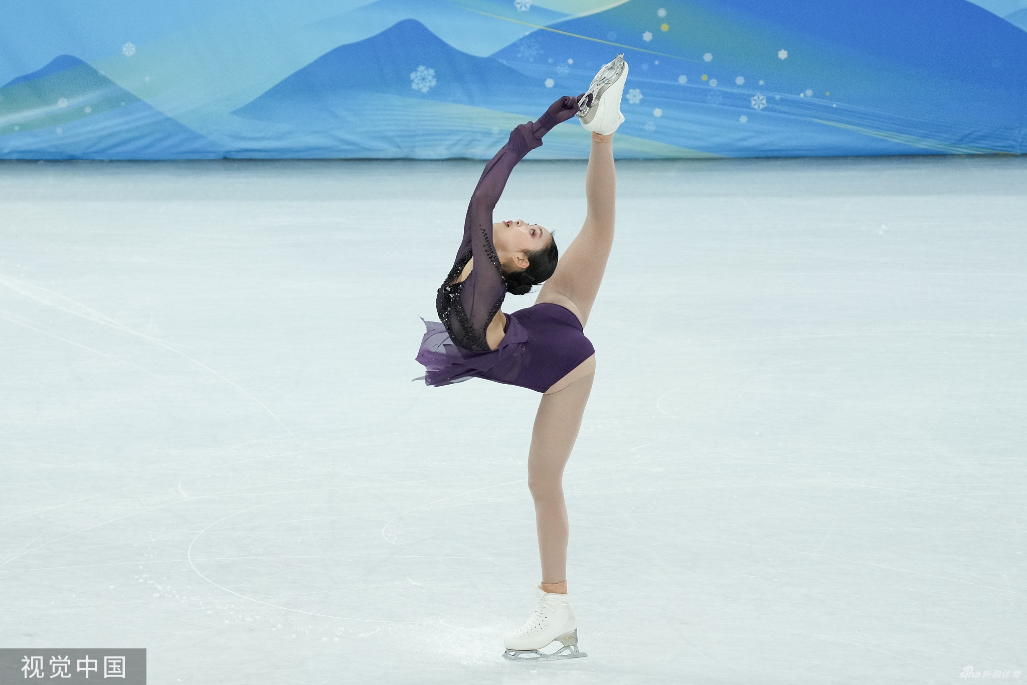 花滑团体赛女单朱易失误摔倒表现欠佳