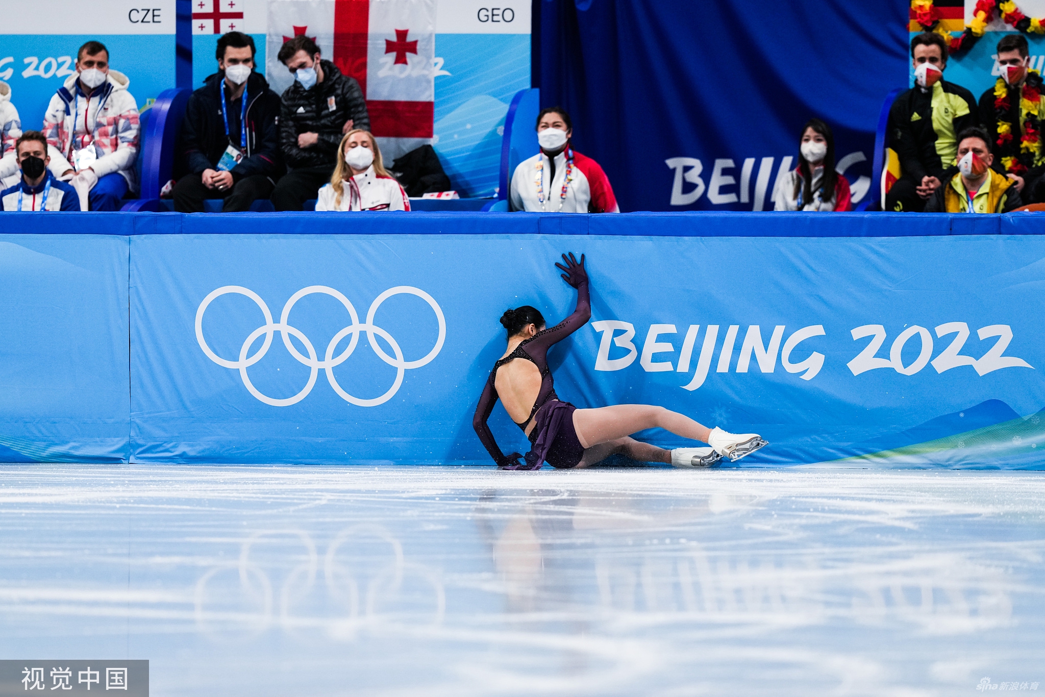 花滑团体赛女单朱易失误摔倒表现欠佳