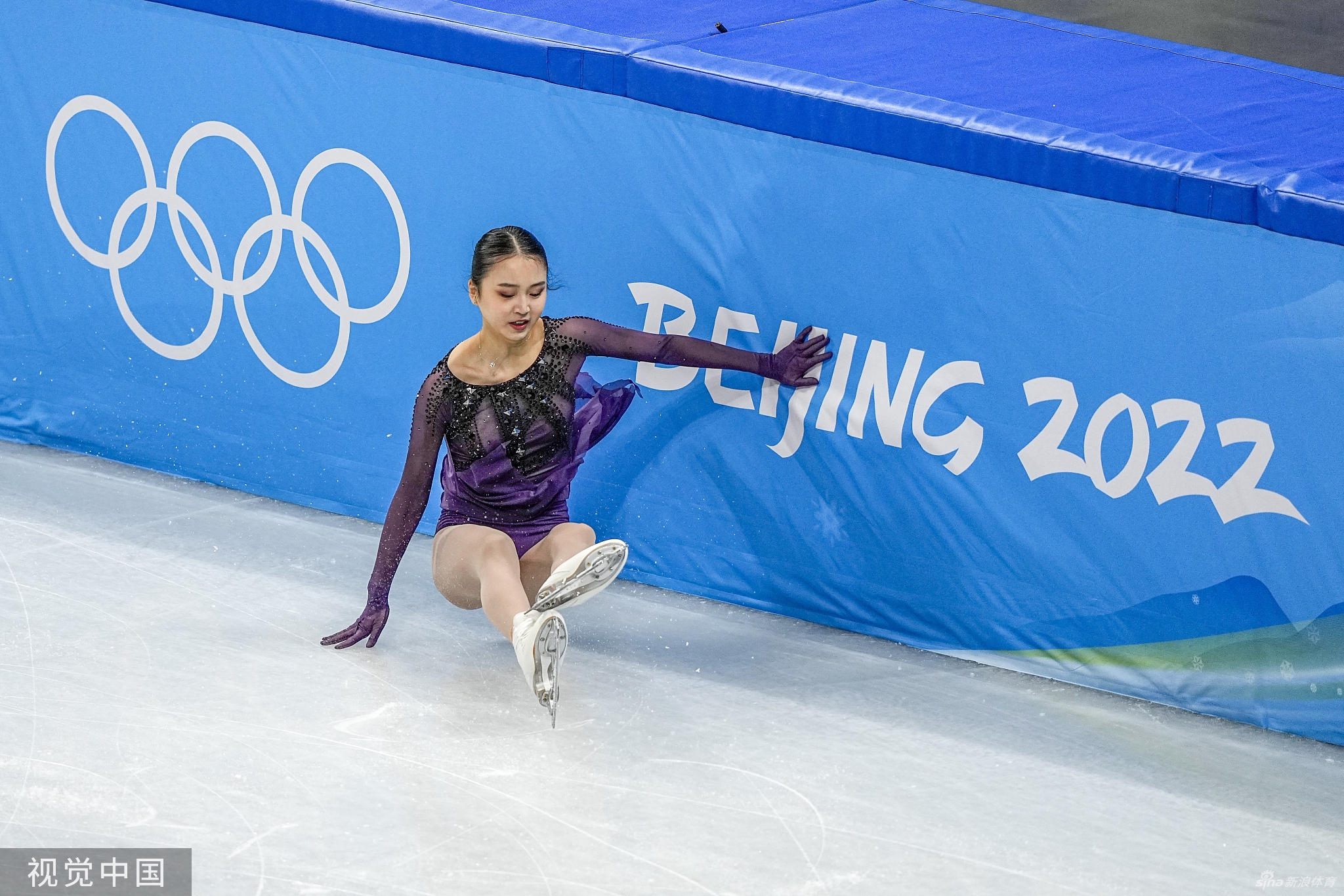 花滑团体赛女单朱易失误摔倒表现欠佳