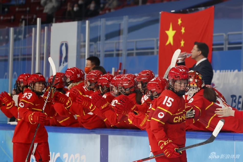 新浪直击中国女冰点球大战2-1逆转日本