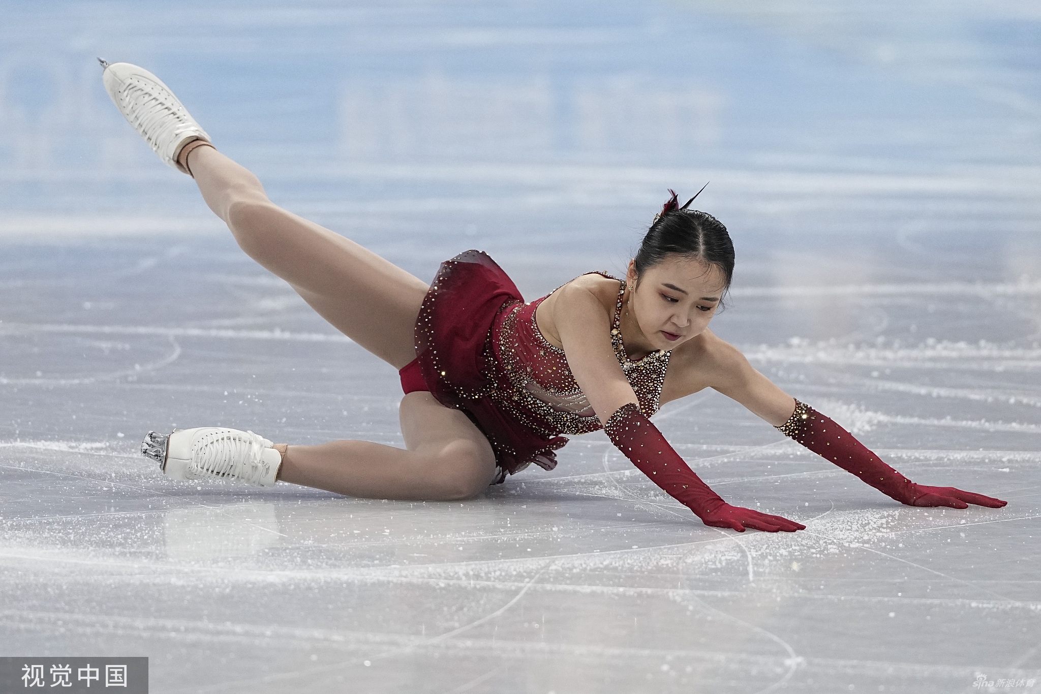 花滑团体赛自由滑朱易多次失误落泪离场