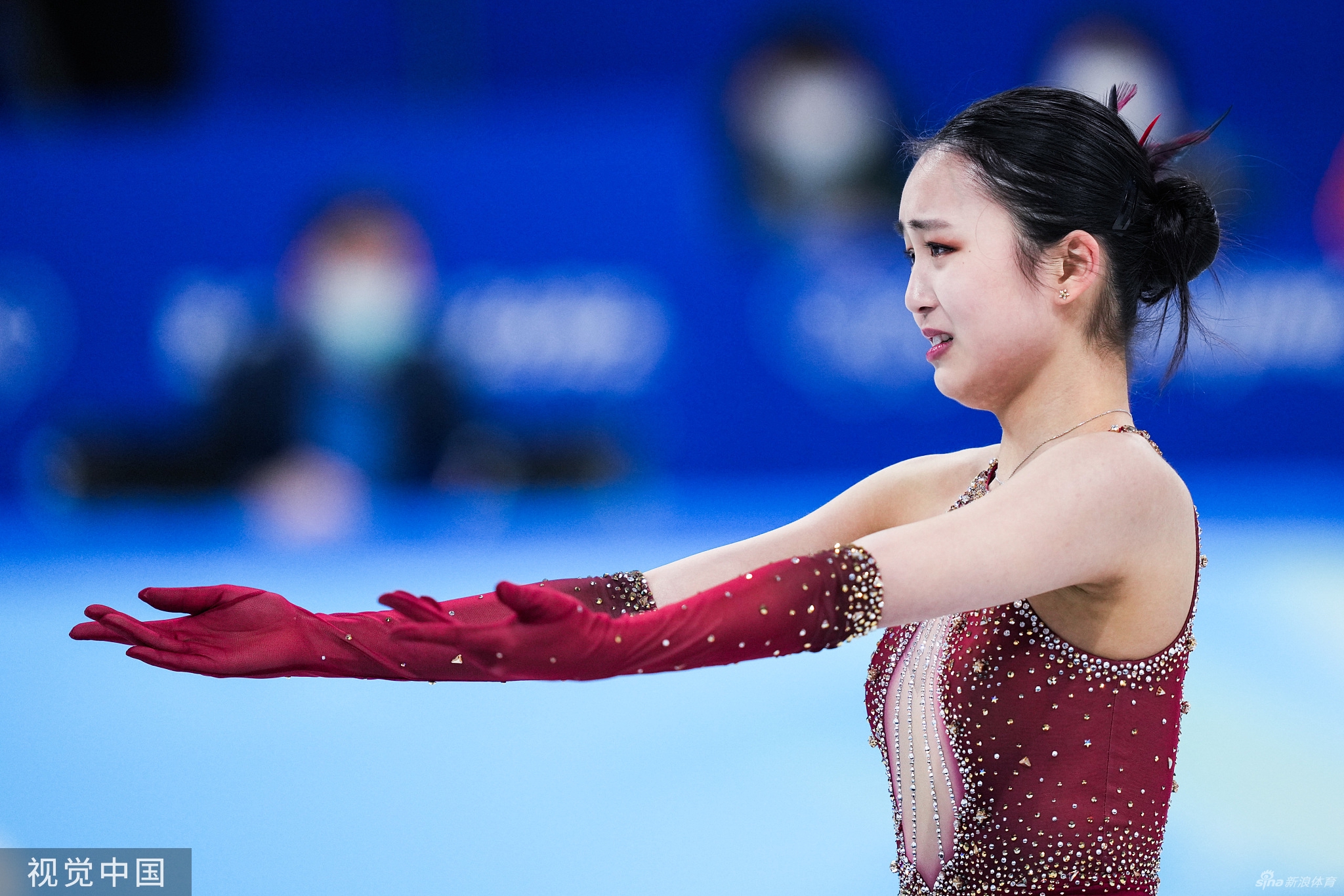 花滑团体赛自由滑朱易多次失误落泪离场