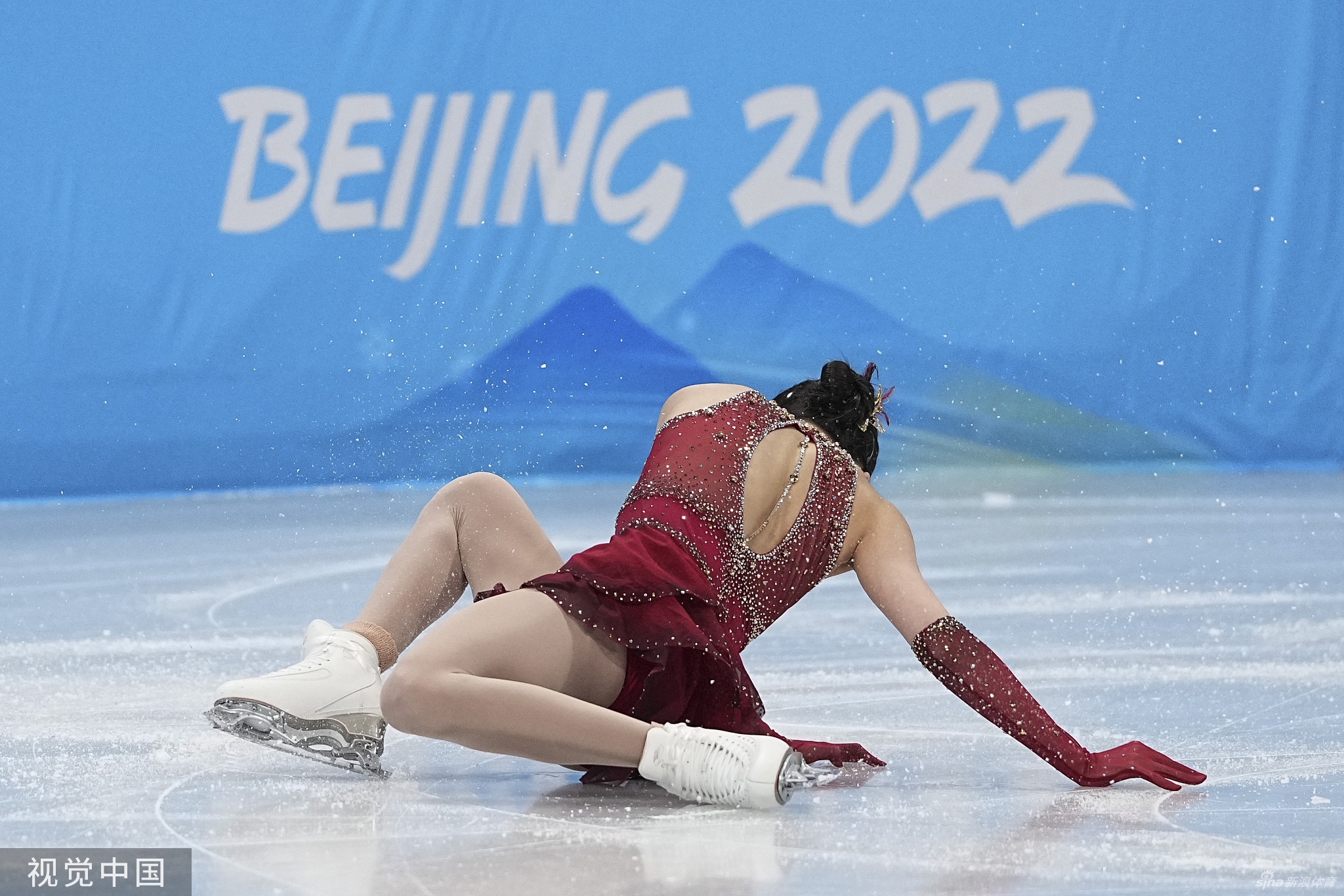 花滑团体赛自由滑朱易多次失误落泪离场