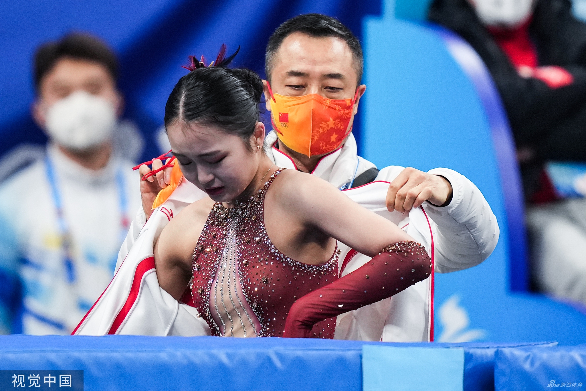 花滑团体赛自由滑朱易多次失误落泪离场