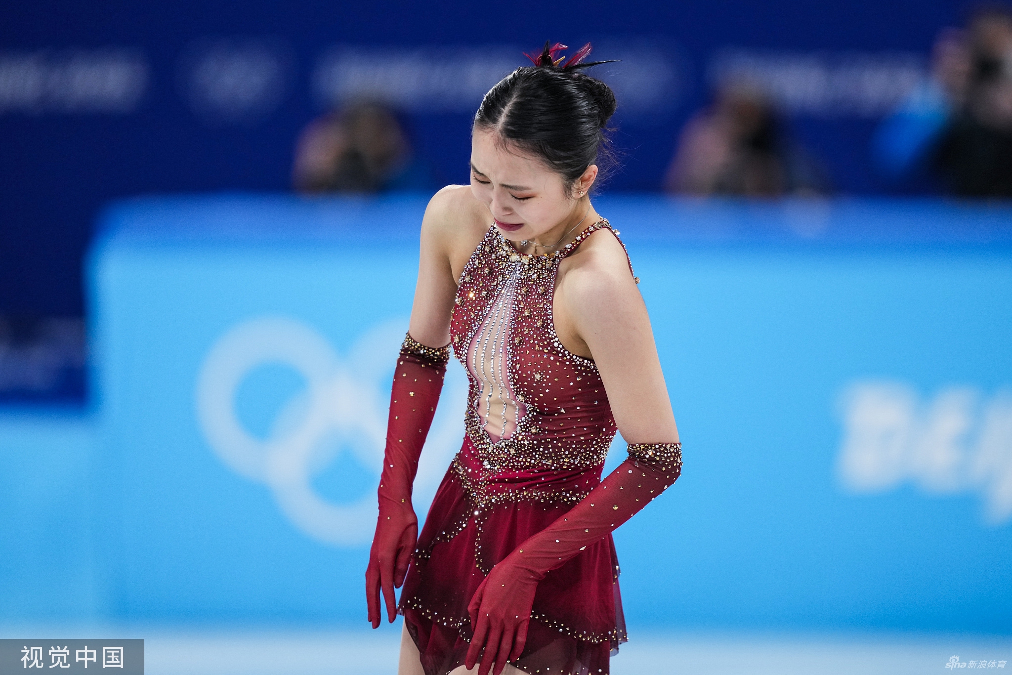 花滑团体赛自由滑朱易多次失误落泪离场