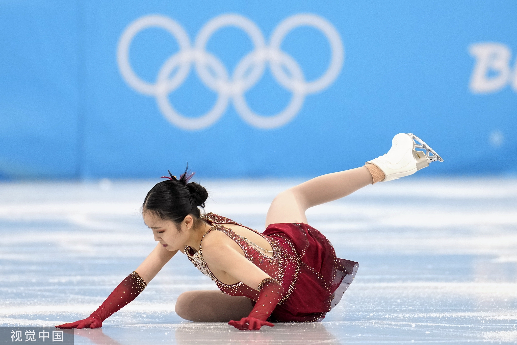 花滑团体赛自由滑朱易多次失误落泪离场