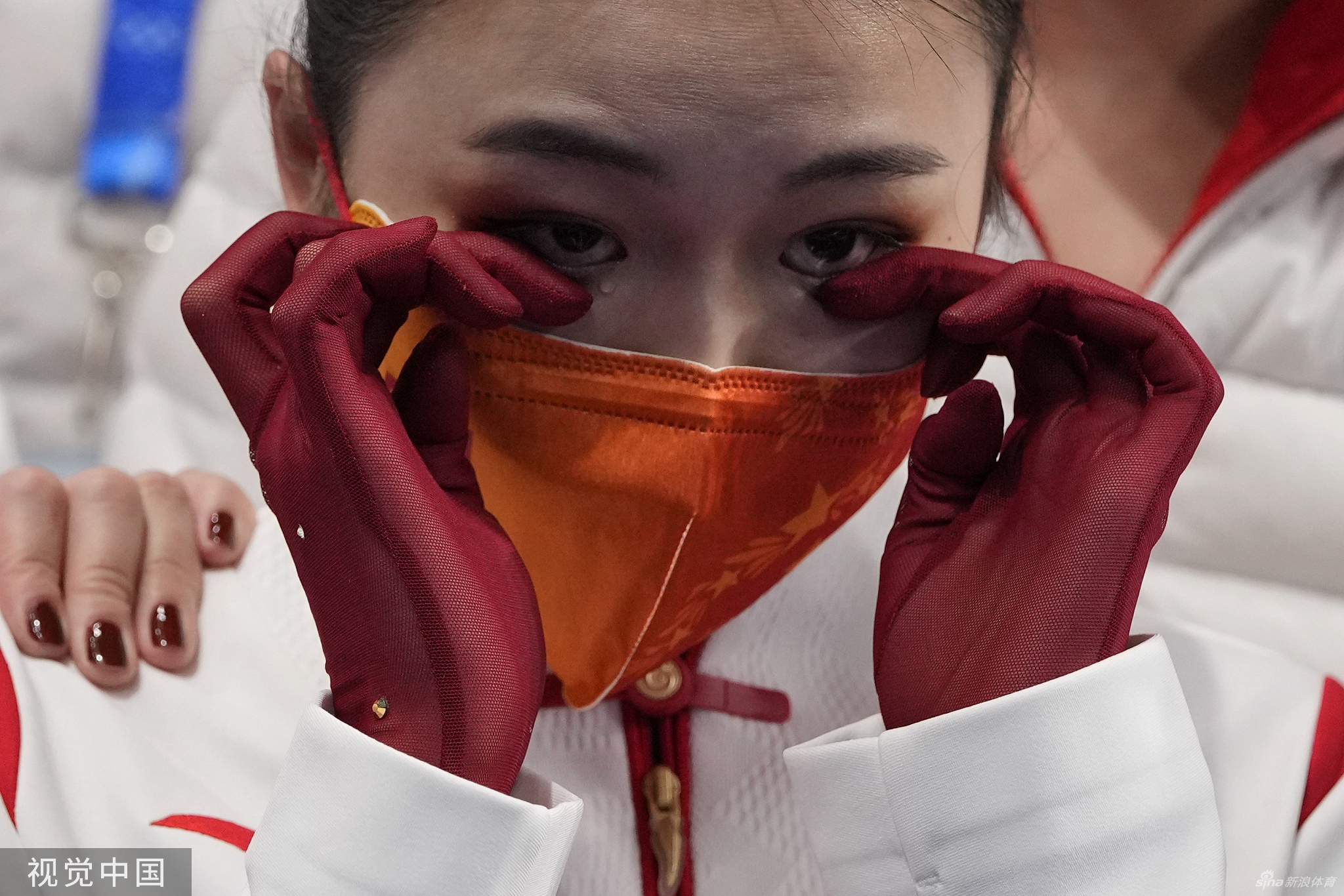 花滑团体赛自由滑朱易多次失误落泪离场