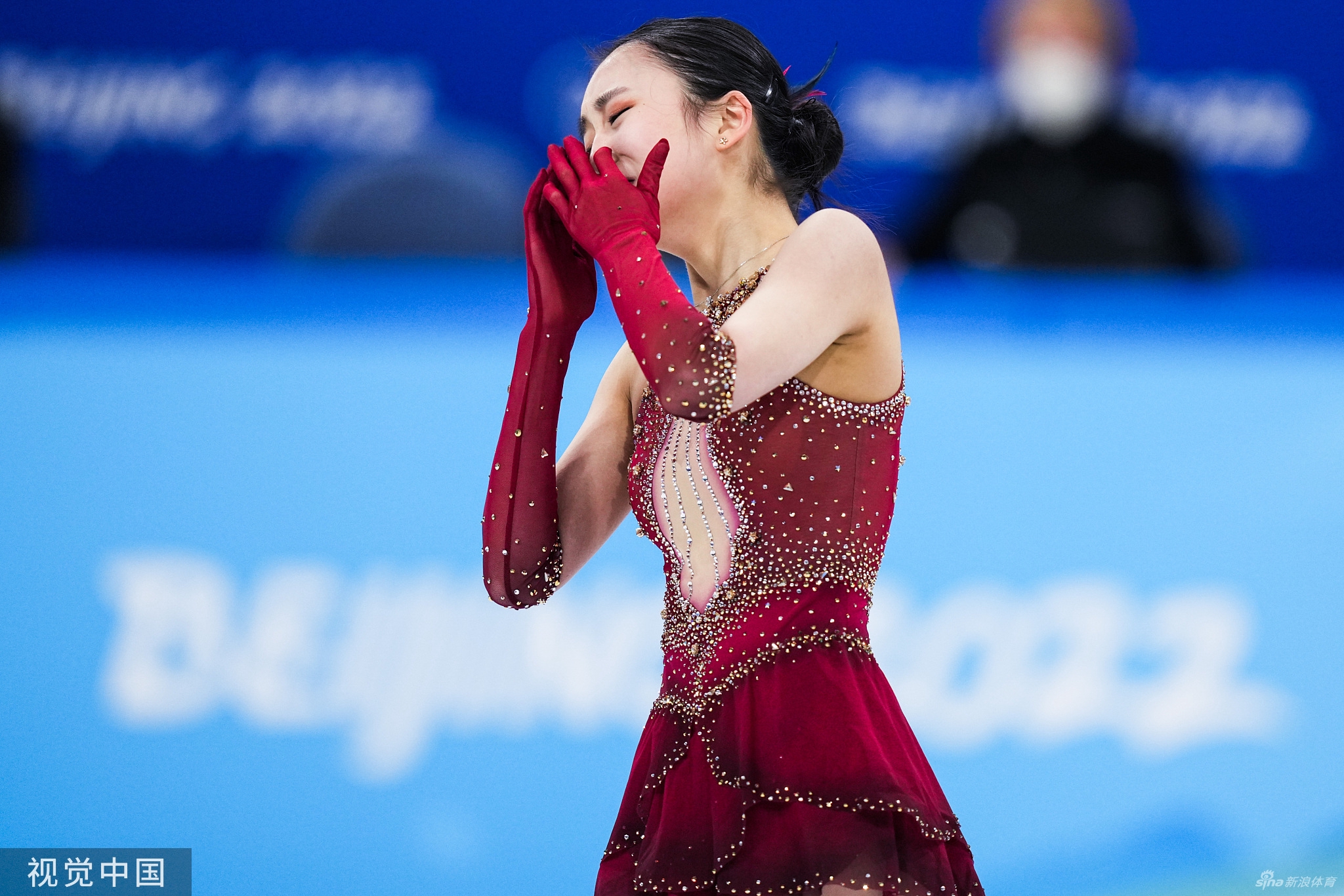 花滑团体赛自由滑朱易多次失误落泪离场