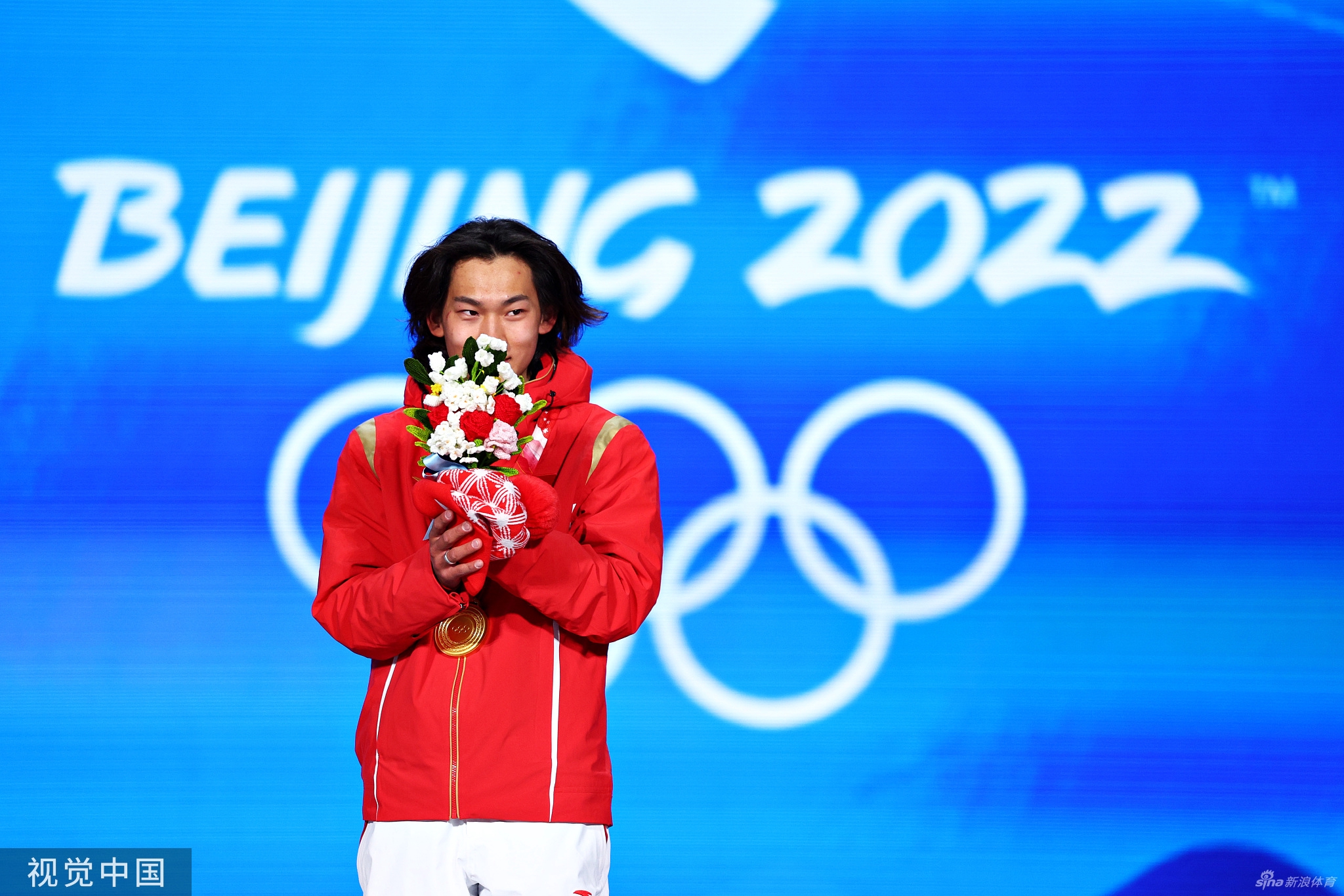 单板滑雪大跳台颁奖仪式 苏翊鸣获颁金牌