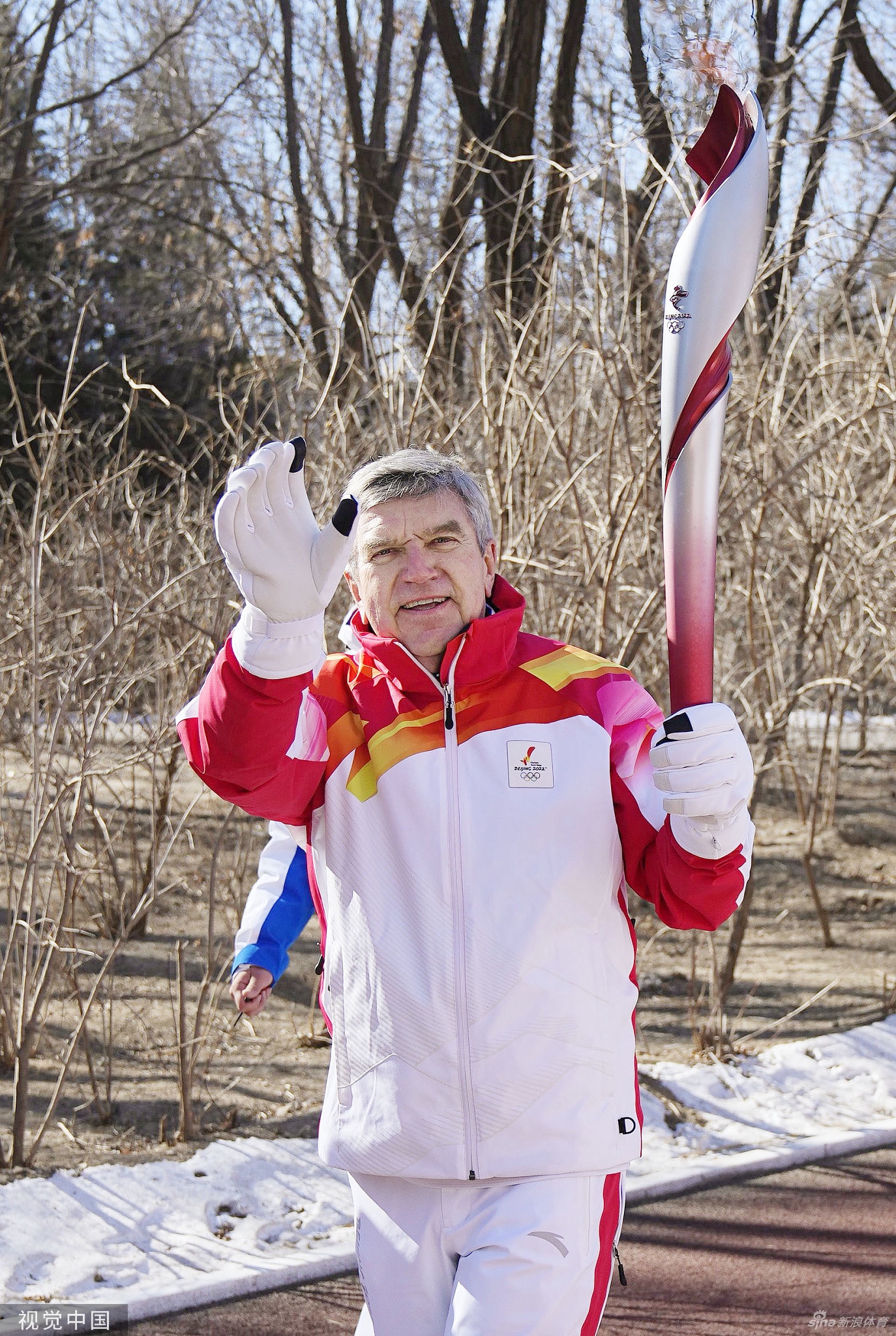 奥委会主席巴赫参加冬奥火炬传递