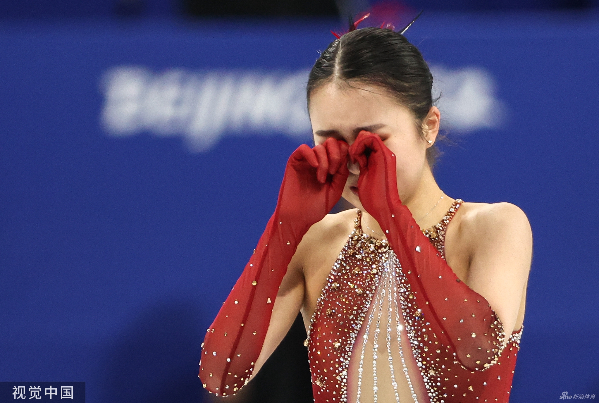 花滑团体赛自由滑朱易多次失误落泪离场