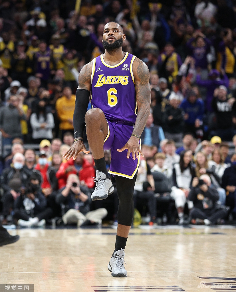 久违的霸王步！詹姆斯进球庆祝舞姿很销魂