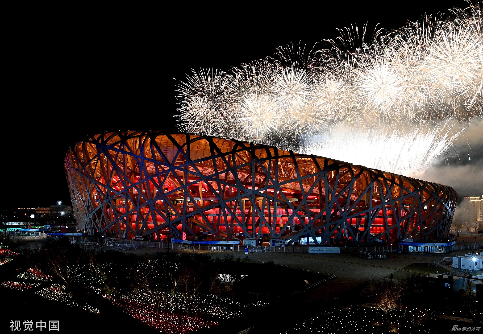 冬奥会闭幕式鸟巢场外烟花璀璨