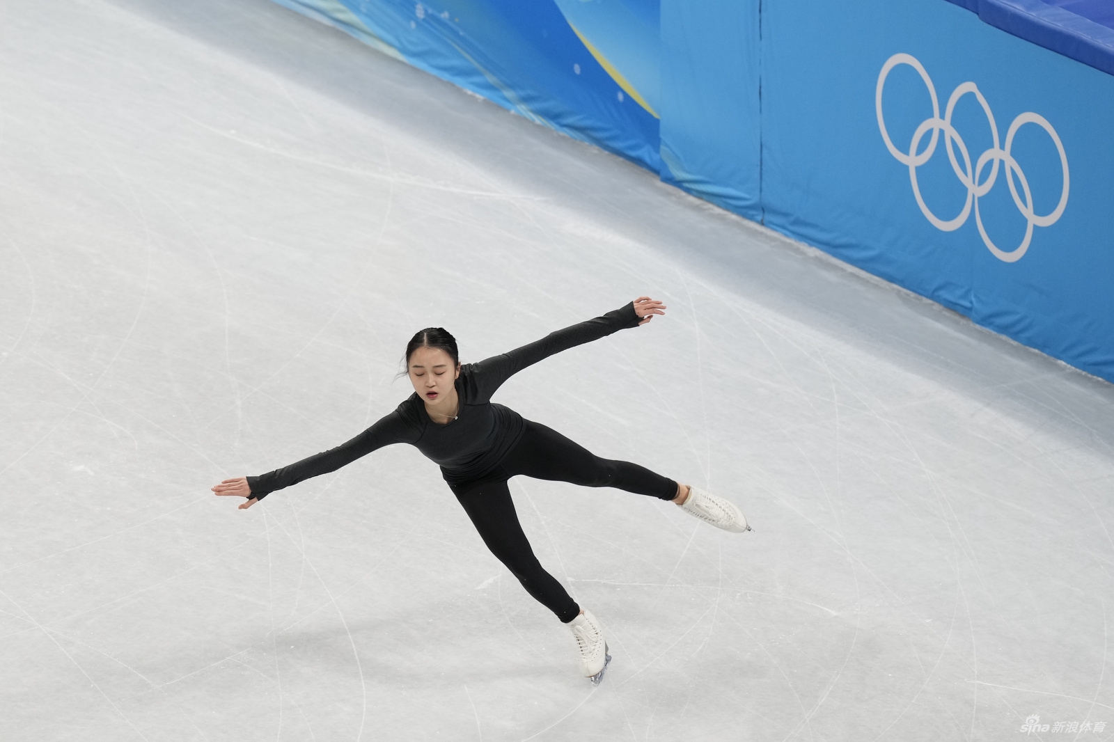新浪直击花滑美女朱易首体训练
