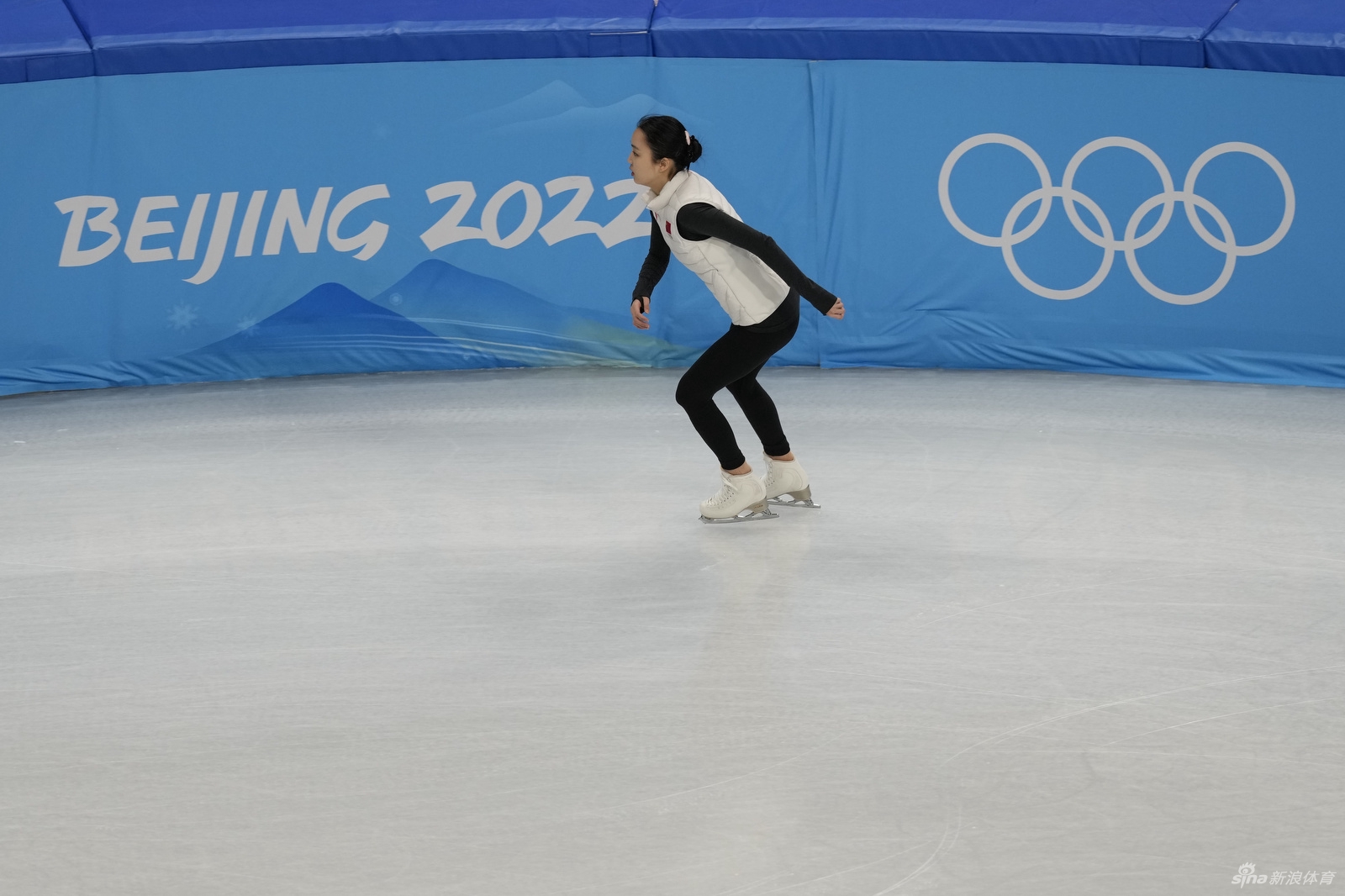 新浪直击花滑美女朱易首体训练